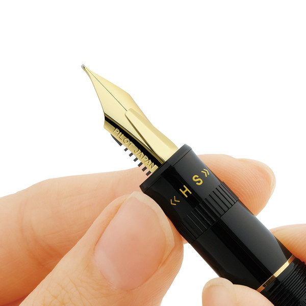 Перьевая ручка Pilot Justus 95 Черная с золотыми вставками С золотым пером регулируемой жесткости Перьевая ручка Pilot Justus 95 Черная с золотыми вставками С золотым пером регулируемой жесткости